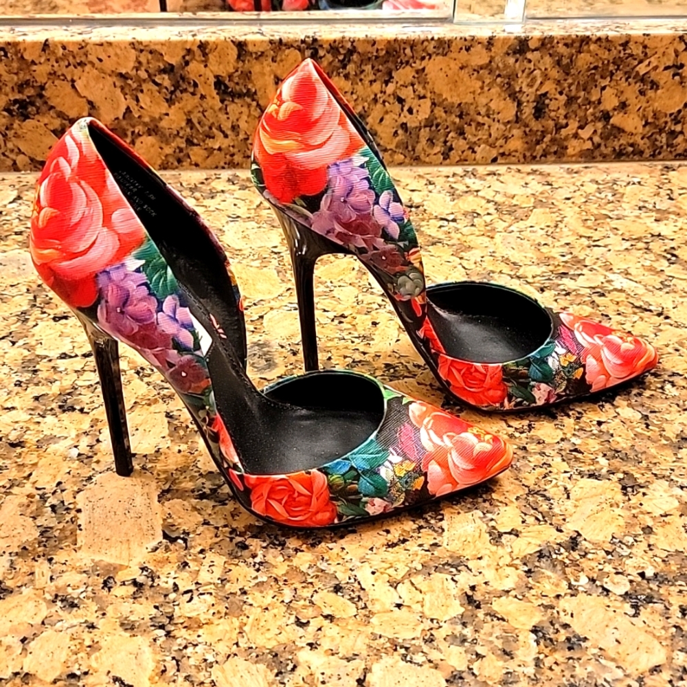 Beautiful Steve Madden high heels.  Size 7.5.